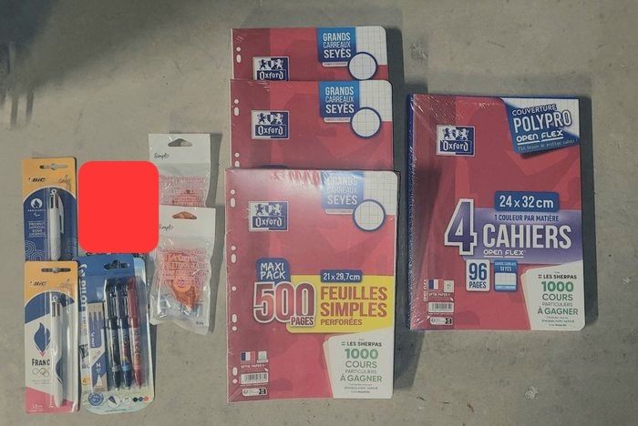 Lot de fournitures scolaires neuves- cahiers, feuilles, stylos