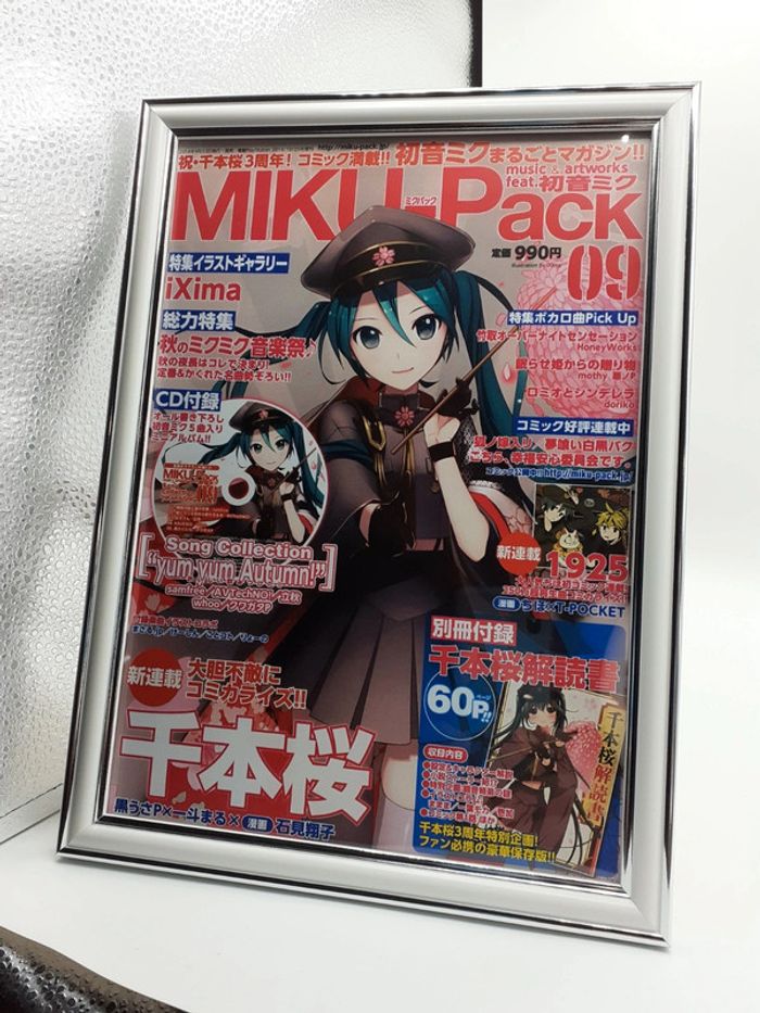 cadre avec affiche hatsune miku cover manga