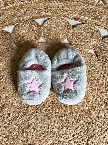 Chaussons de couleur gris et rose en taille 29