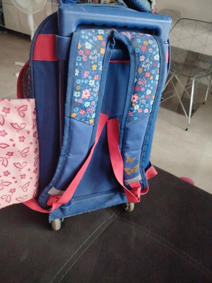 Cartable scolaire à roulettes - photo numéro 3