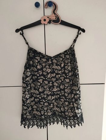 Top noir fleuri