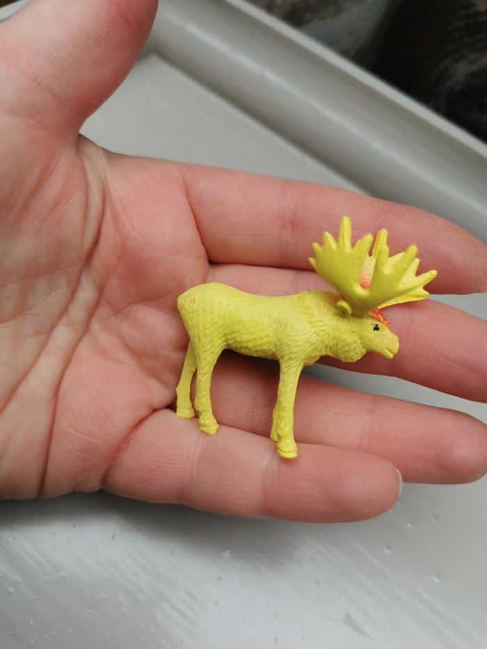 Figurine renne jaune animal miniature