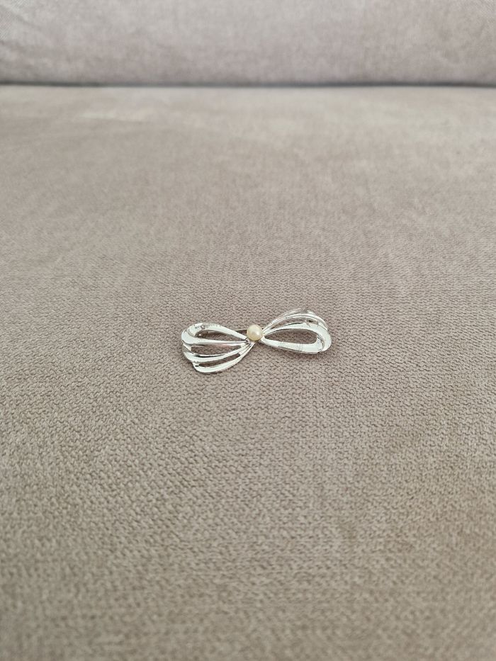 Broche vintage argenté motif noeud avec sa perle