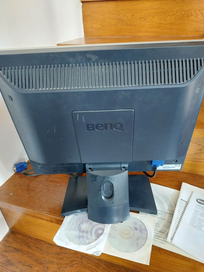 Écran, moniteur, câble et cd installation - photo numéro 4