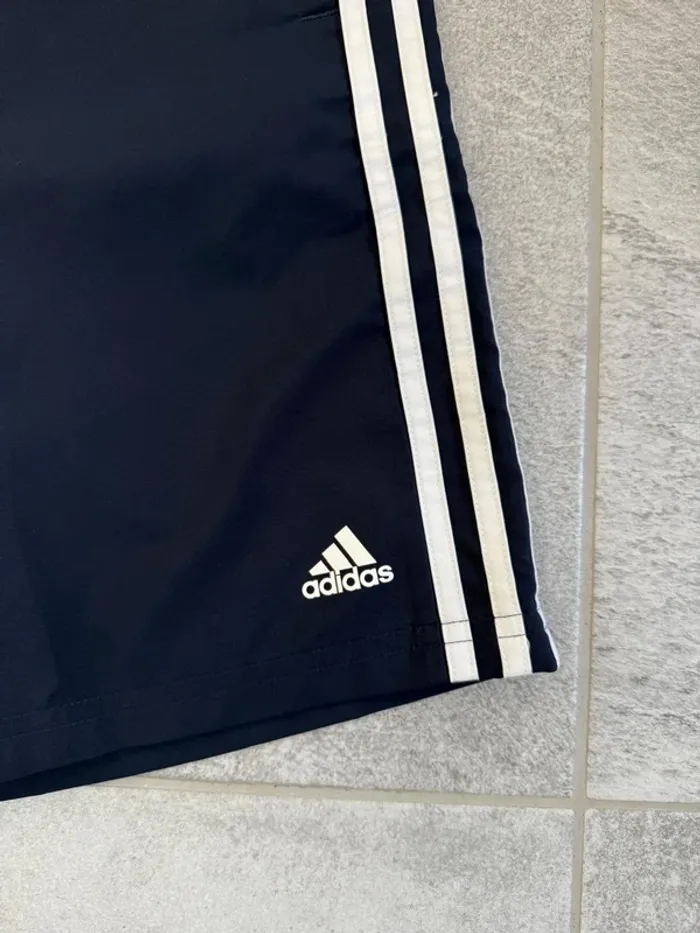 Short maillot Adidas garçon marine taille 13-14 ans comme neuf - photo numéro 2