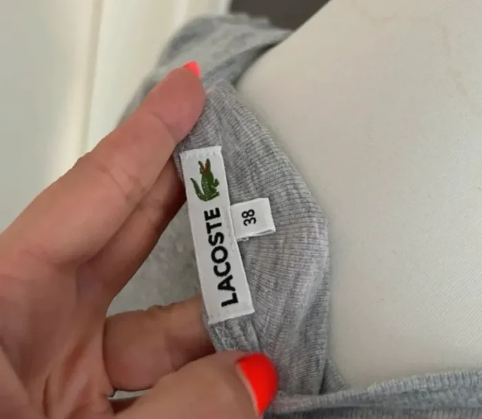 Lacoste, T-shirt, femme gris, taille 38 Excellent état - photo numéro 3