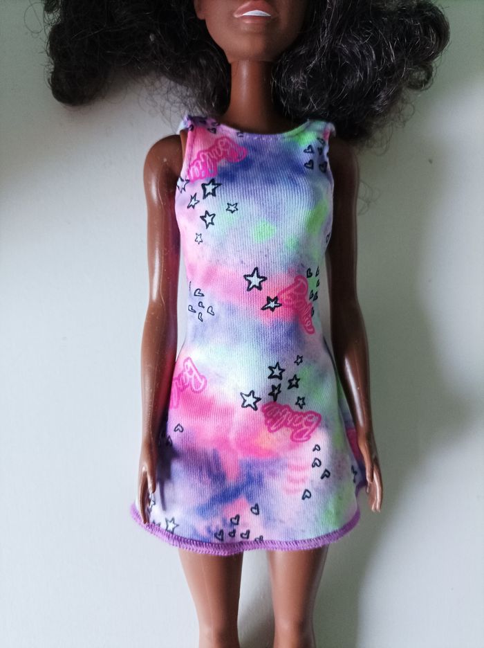 Jolie poupée Barbie - photo numéro 3