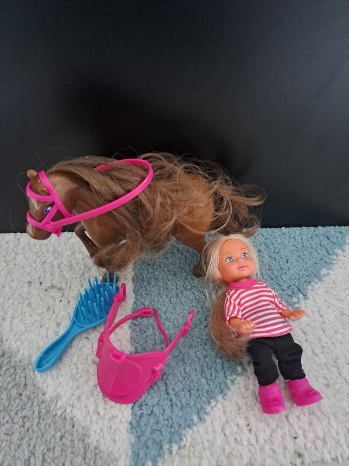 Cheval avec petite fille