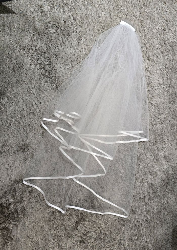 Voile de mariée double en tulle blanc bordé de satin, accessoire de mariage.