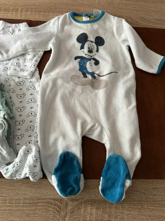 Lot pyjamas et bodys - photo numéro 2
