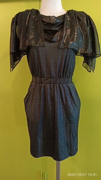 Robe des fêtes brillant imitations similicuir très fine evec des epouletteset manches péplum