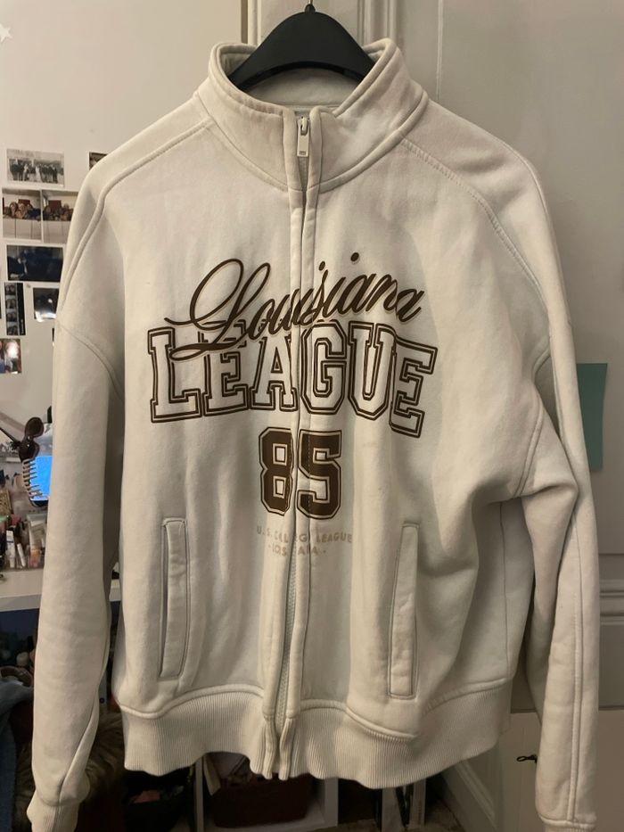 Veste blanche avec inscription Bershka