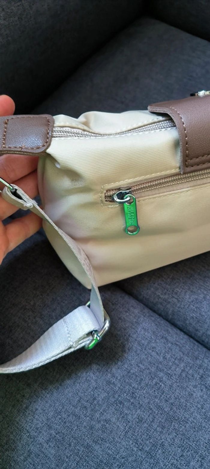 Sac à bandoulière très tendance de très bonne qualité avec compartiment - photo numéro 6