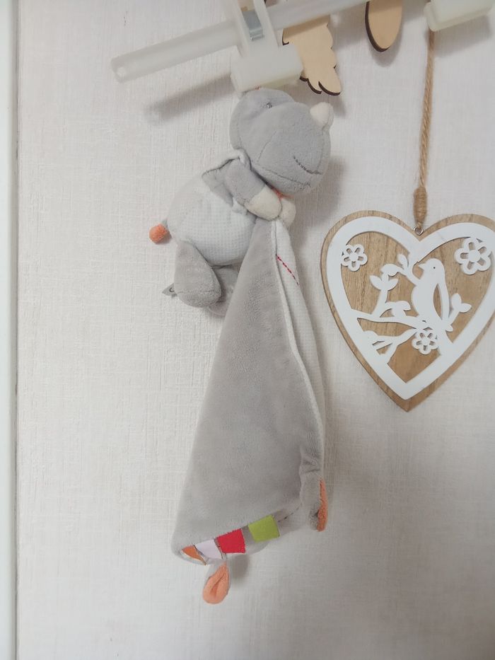 Doudou hippopotame, rhinocéros gris, blanc, orange, vert , broderie  Riri, mouchoir, étiquettes - photo numéro 3