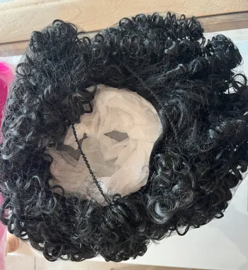 Perruque cheveux bouclés noirs neuve