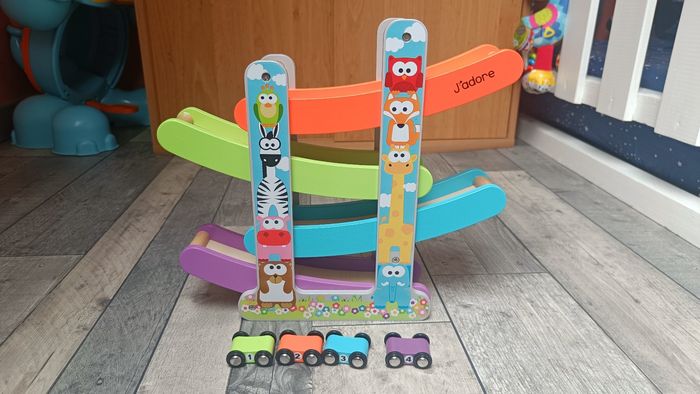 J'Adore - Piste de Course et 4 Voitures en Bois