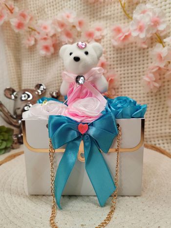 Box fleurale avec rose en satin