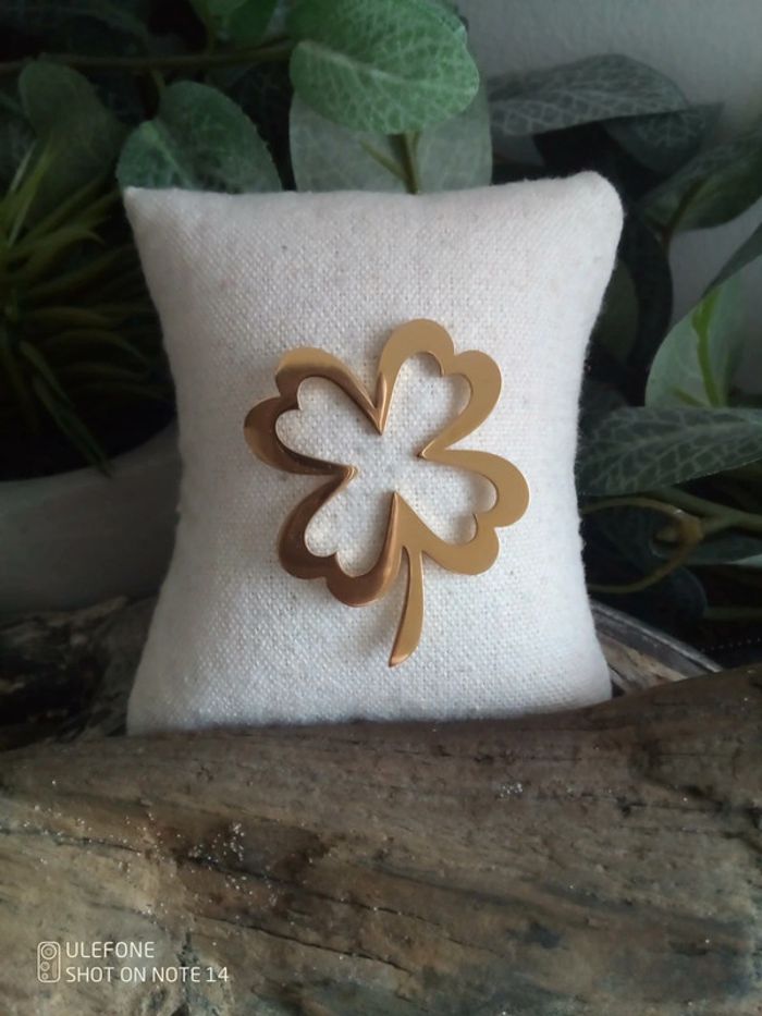 Broche pin's porte bonheur trèfle à 4 feuilles acier doré - photo numéro 2