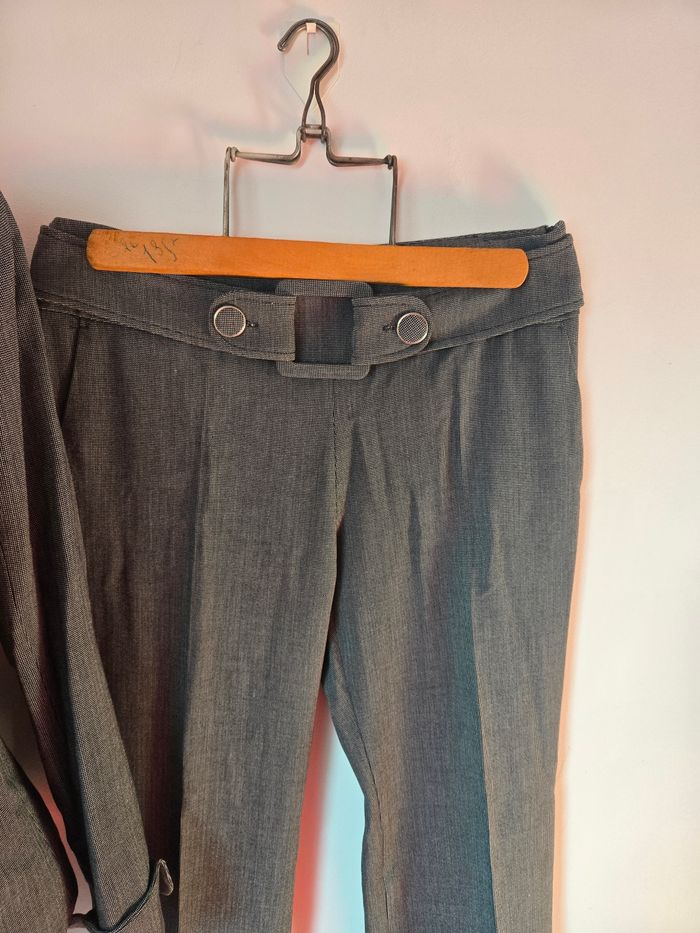 Tailleur pantalon Sinéquanone – Élégance intemporelle en gris anthracite - photo numéro 3