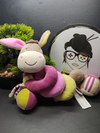 doudou peluche spirale d'activité âne cheval marron rose vert grelot balle tigex