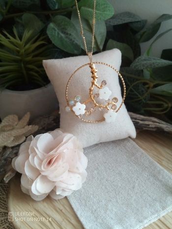 Collier bohème fleurs de nacre naturelle et pierres aigue marine