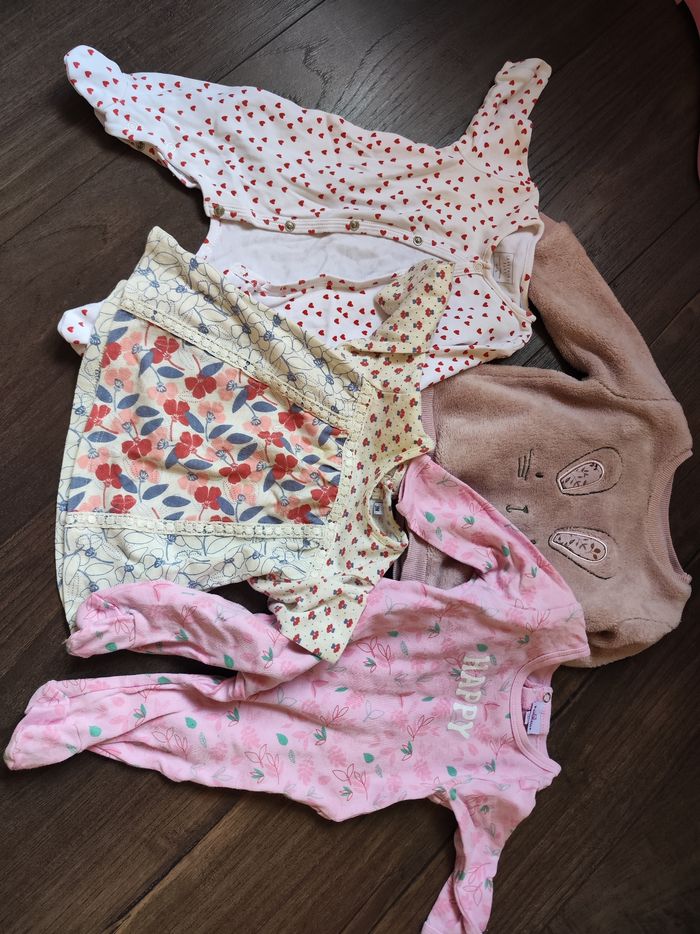 Vêtements bébés fille 1-3mois - photo numéro 1