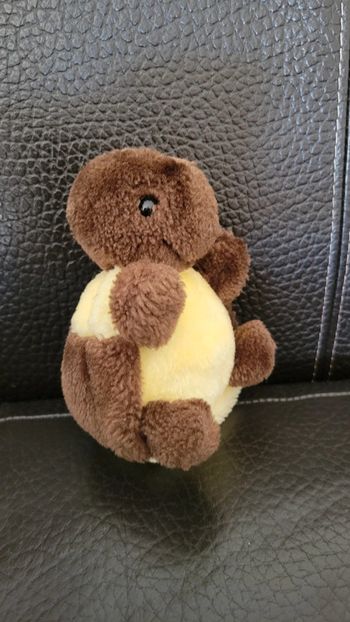 Petite tortue en peluche toute mignonne