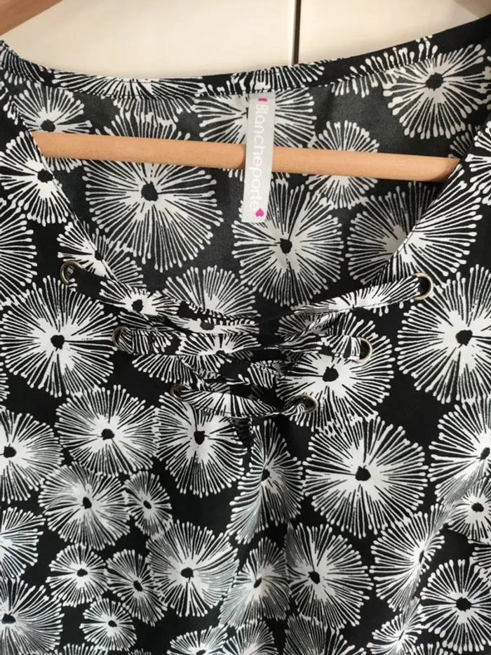 Blouse noire à motifs floraux – Taille 40 – Très bon état - photo numéro 4