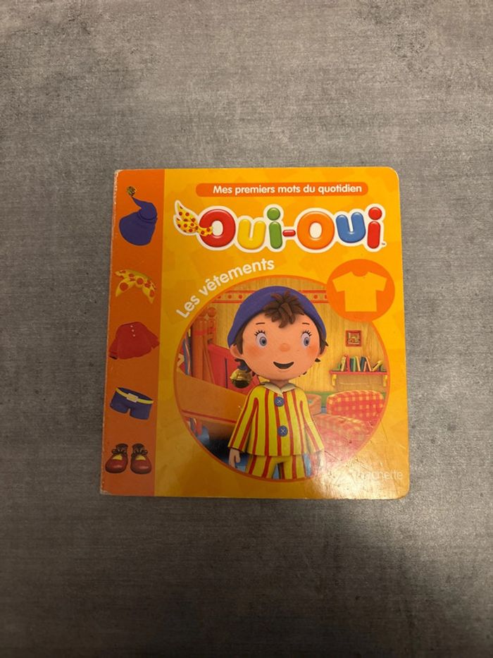 Livre, oui oui, les premiers mots du quotidien, les vêtements