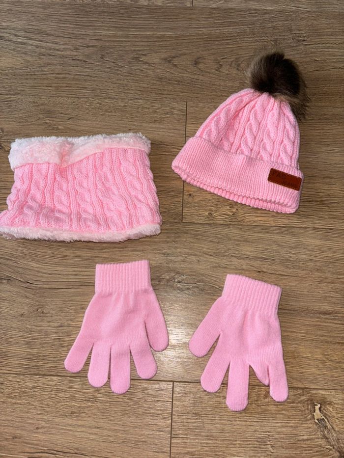 Ensemble bonnet gant et tour de cou