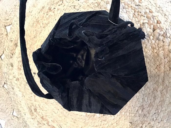 Très beau sac à mains noir forme bourse 21 cm de la marque André - photo numéro 4