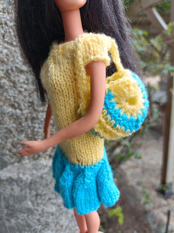 Robe jaune et bleu avec sac en crochet pour barbie - photo numéro 2