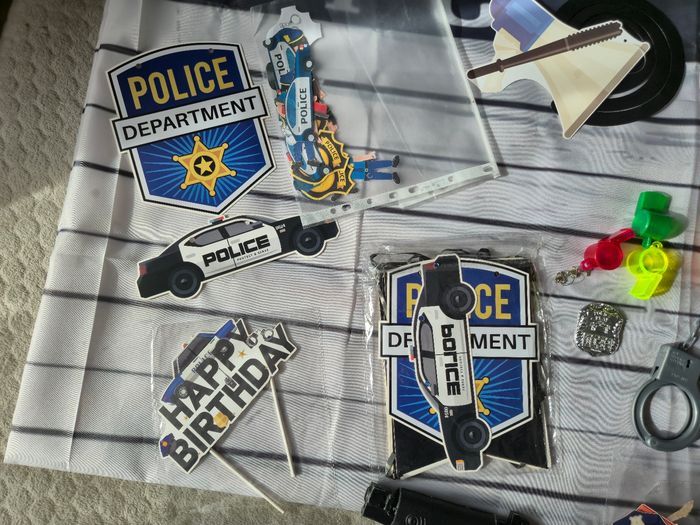 Lot decoration anniversaire et accessiures degyisement Police - photo numéro 3