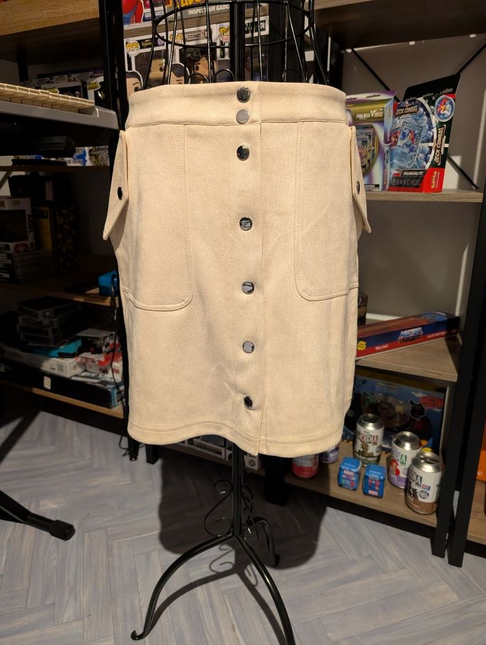 Jupe courte beige style suédine boutonnée Taille 38