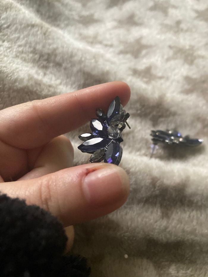 Boucles d’oreilles NEUVES pour femme forme pétales de fleurs couleur bleu foncé - photo numéro 5