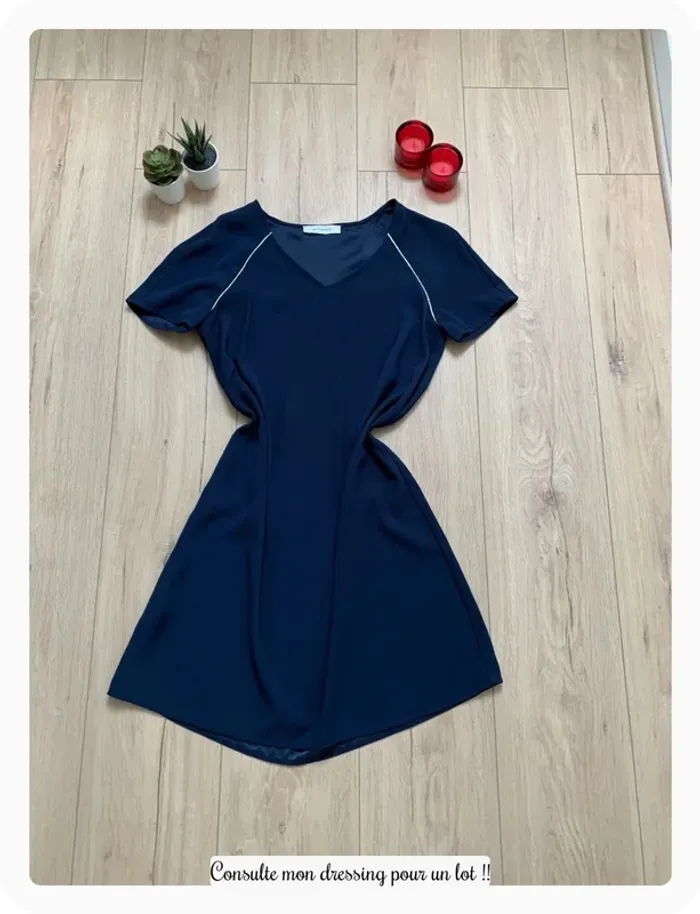 Robe bleu marine avec liseret doré - photo numéro 2