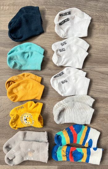 Lot de 10 paires de chaussettes dont une paire antidérapante pointure 15 16