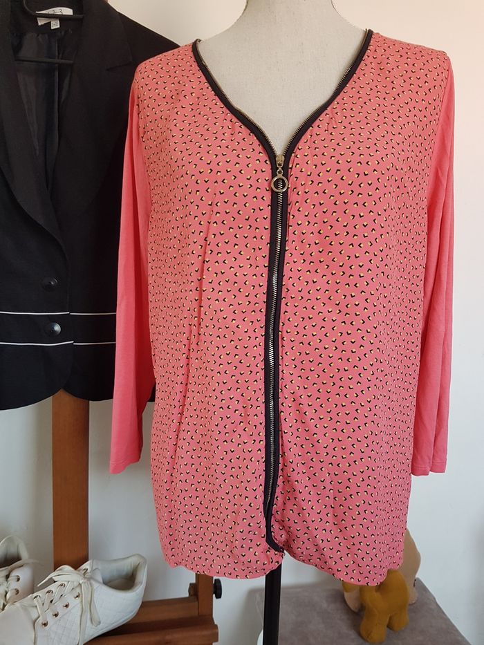 Veste femme rose, petits motifs noirs et jaunes. Grain de Malice. Taille XL. 50cm aux aisselles.
