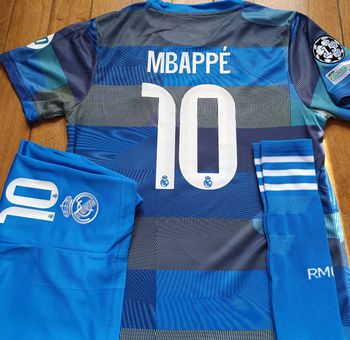 Kit Mbappé entrainement  Real de Madrid taille 12 ans modèle 2026
