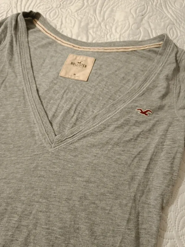 T-shirt col V Hollister T.S/M - photo numéro 2