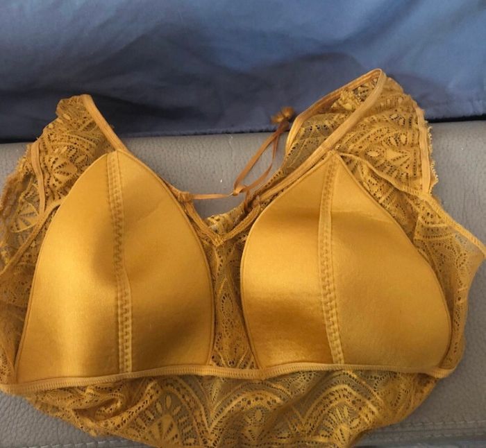 Darjeeling, brassière en dentelle, moutarde T : M neuve - photo numéro 4