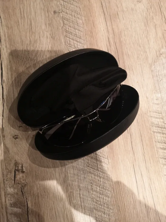 Lunette Prada argenté et branche noir et blanche - photo numéro 10