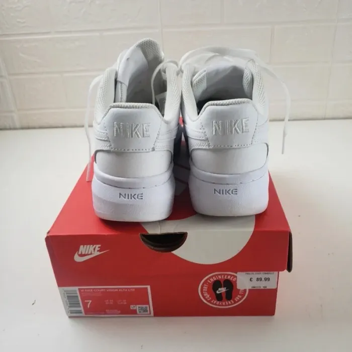 Baskets Air Force Nike taille 39 - photo numéro 2