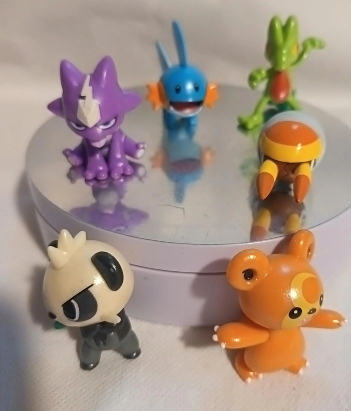 Lot de figurines POKE;ON