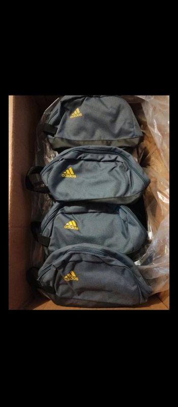 Destockage lot de 25 trousses de toilette ou voyage adidas