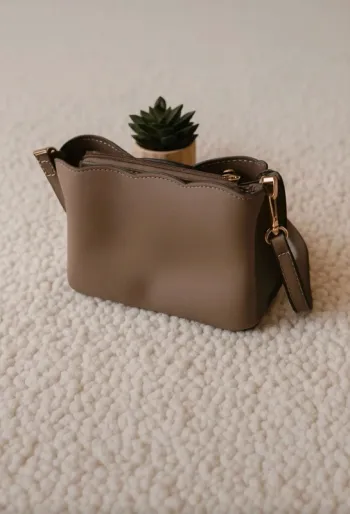 Sac bandoulière taupe élégant – pratique et tendance