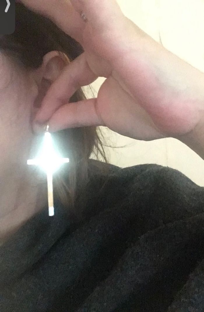 Boucles d’oreilles NEUVES pour femme forme de croix couleur doré - photo numéro 2