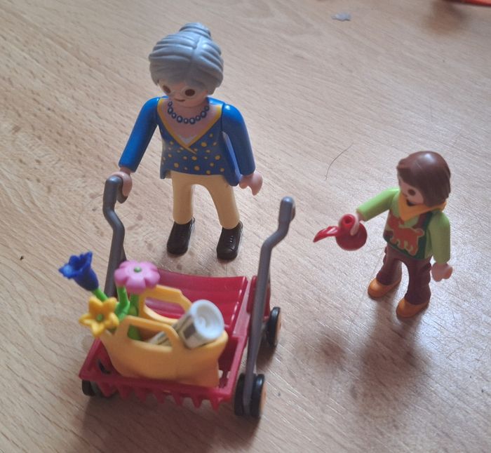 Mamie avec déambulateur et petite-fille Playmobil