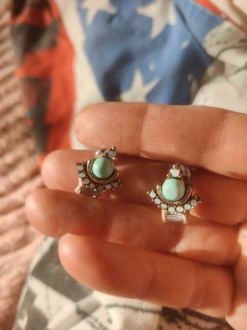 Jolies boucles d'oreilles avec pierre turquoise