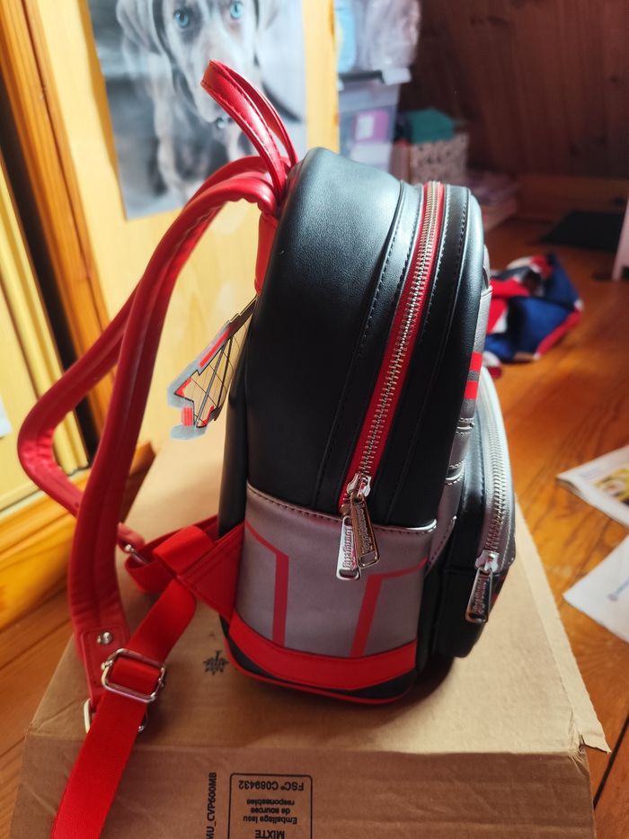Sac Loungefly Falcon ( porté 1 fois) et portefeuille ( neuf) - photo numéro 4